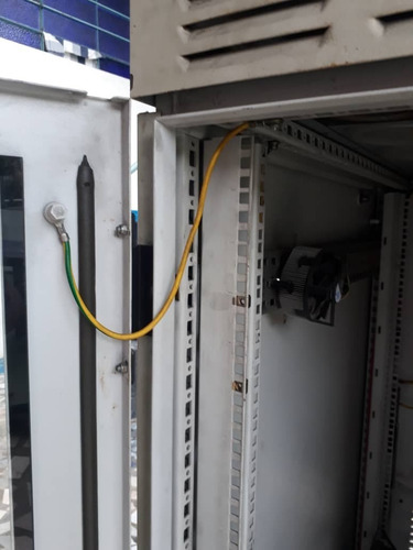 Imagen 5 de 7 de Rack De Piso Mediano Con Puerta De Vidrio