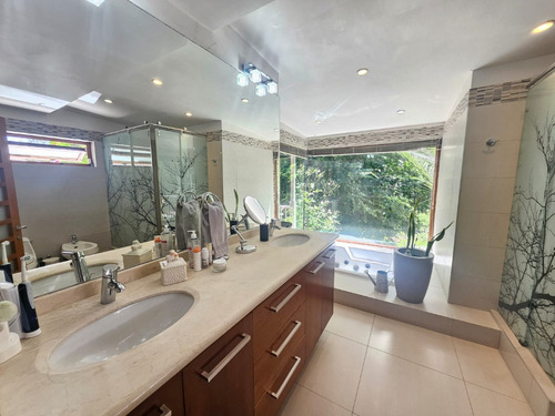 Tejada Con Niveles 4dort+4baños+10estc+bod+gy+piscina+jardin