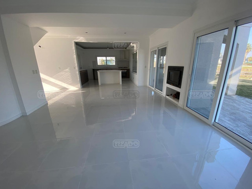 Casa En Venta Al Lago En Las Glorietas, Nordelta, Tigre