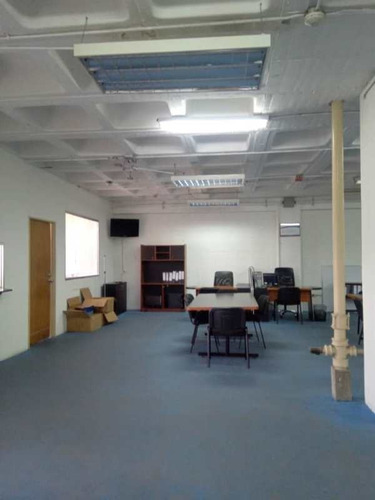Imagen 8 de 17 de Venta De Amplio Local Comercial, Ubicado En Edificio Industrial En Los Ruíces,