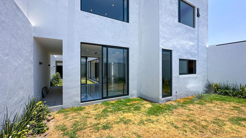 Casa En Venta En Metepec Con Diseño Moderno Y Jardín Interno