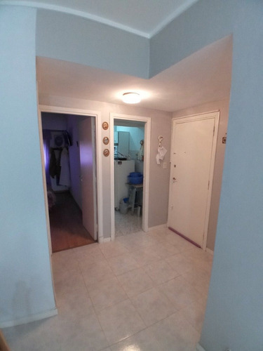 Imagen 3 de 12 de Depto 2 Ambientes Con Ventanal A La Calle - 2do Piso Por Escalera