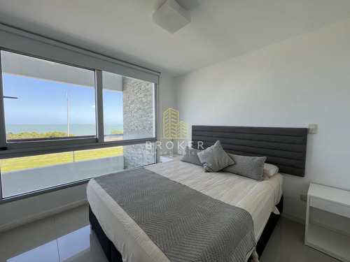 Venta Apartamento Primera Linea Mansa Frente Al Mar Con Parrillero Propio. Punta Del Este Uruguay