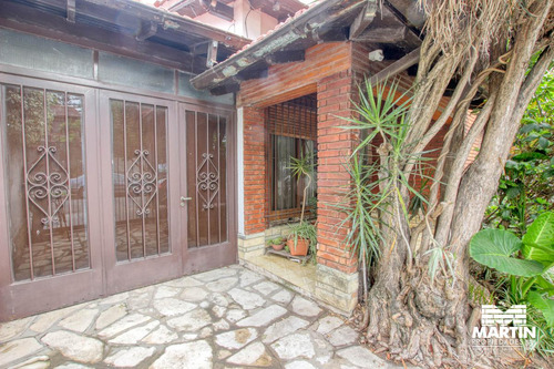 Casa De 4 Ambientes En Martínez Con Cochera Jardín Terraza Y Playroom.