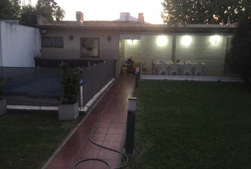 Imagen 2 de 30 de Hermosa Casa De 3 Ambientes Con Jardín Y Piscina En Venta - Turdera