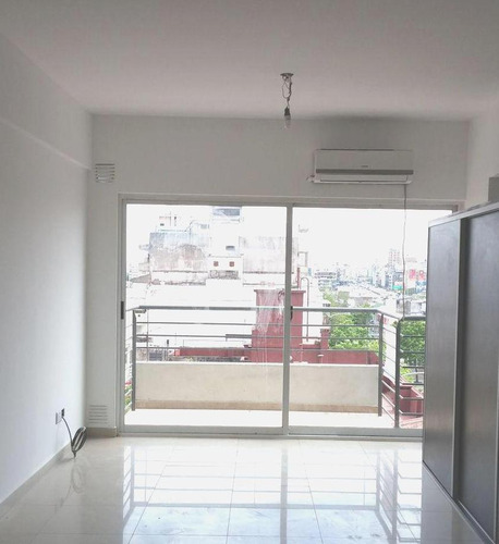 Monoambiente En Venta Con Balcón Al Frente - Boedo