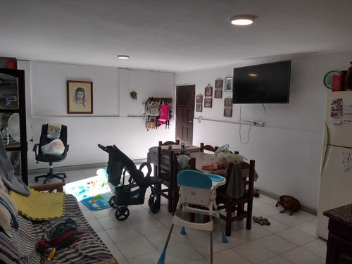 Particular. Vendo Ph. Departamento En Zona Comercial De Aristóbulo Del Valle. Dos Habitaciones. Patio. Amplia Cocina Comedor. Baño. Todos Los Servicios. Gas Natural. No Paga Expensas. Planta Baja.