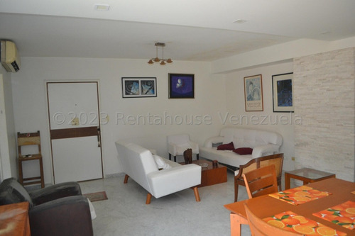 Fina Barro Vende Apartamento En La Castellana 23-26168 Yf