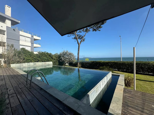 Excelente Chalet Sobre Primera Línea Con Vista Directa Al Mar