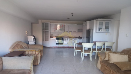 Apartamento En Alquiler En El Bosque, Semi Amoblado. 3 Habitaciones, Planta Eléctrica. Lm
