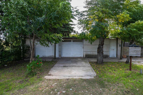 Casa En Venta, La Plata, Con Parque