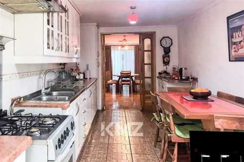 Casa En Venta De 8 Dorm. En La Florida
