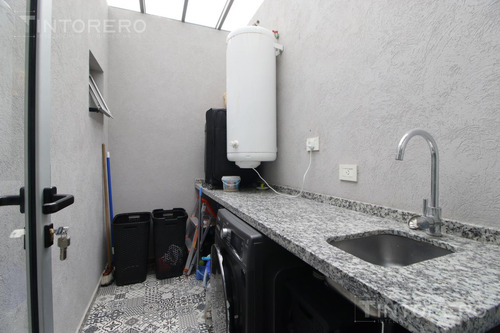 Departamento En Venta De 4 Ambientes Con Balcón Aterrazado Y 3 Cocheras Cubiertas En Morón.