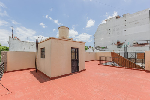 Ph En Piso Con Entrada Independiente De 3 Ambientes, Con Patio, Balcón, Cochera Y Terraza En Venta En Boedo, Caba.