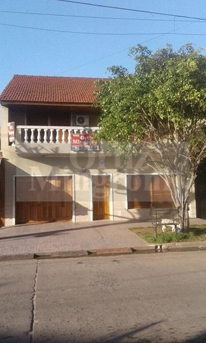 Casa  En Venta Ubicado En Lomas De Zamora,  G.b.a. Zona Sur