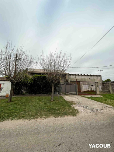 Casa En Venta - 3 Dormitorios 3 Baños - 300mts2 - Lisandro Olmos