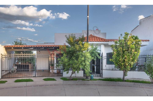 Casa En Venta De Una Planta Autosustentable Y Construida En Dos Lotes En Mayorazgo Residencial.