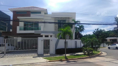  Casa Nueva, Piscina, 5 Habs., 6 Parqueos.