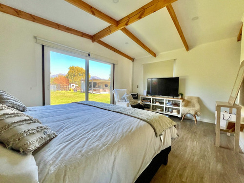 Moderna Y Luminosa Casa Con Casa Secundaria En Parcela