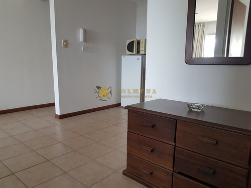 Apto Con Excelente Ubicación, A Pasos De Gorlero, Del Puerto De Punta Del Este- Ref: 4183