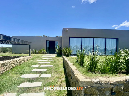 Oportunidad!! Casa En Pueblo Mío De 4 Dormitorios En Venta!
