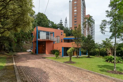 Casa En Venta En El Tesoro. Cod V11847
