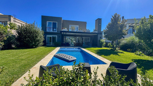 Casa Venta De 3 Dormitorios En Altos De Campo Grande
