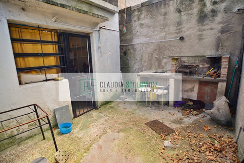 Casa En Venta En La Unión 2 Dormitorios Con Patio Al Frente Y Fondo Con Cochera Propiedad Horizontal