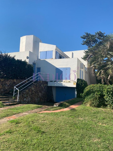 Casa En La Posta Del Cangrejo, Muy Luminosa, Amplia, Con Piscina, Parrillero, Dependencia Y A Metros De La Playa