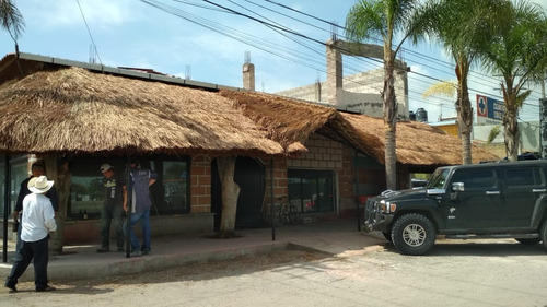 Local Comercial Sobre La Carretera Libre Celaya - Querétaro En Esquina