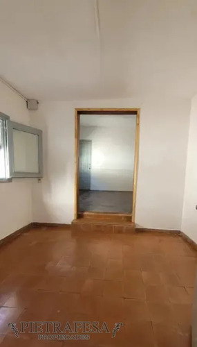 Casa En Alquiler, 3dormitorios, 2baños, Patio, Garaje. Cerro.