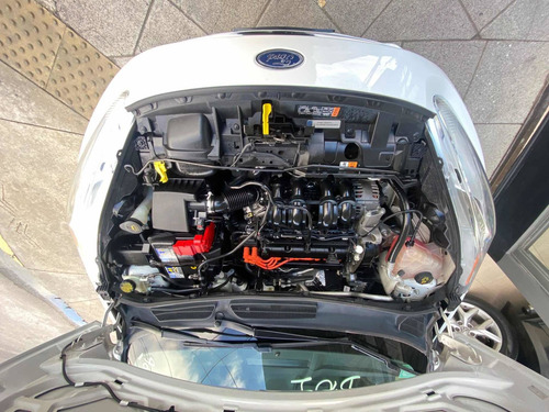 Imagen 9 de 18 de Ford Fiesta Kinetic Design 2015 1.6 Titanium 120cv