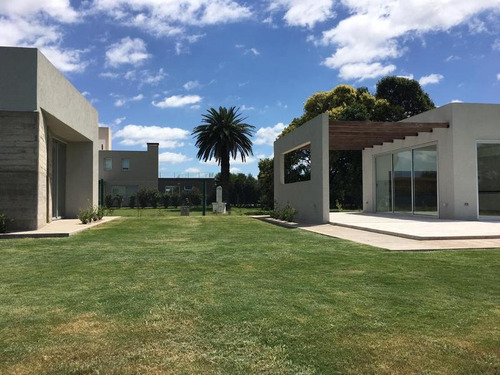 Imagen 10 de 30 de Casa En Venta De Una Planta 3 Dormitorios Quincho Y Pileta Cañuelas Country Golf