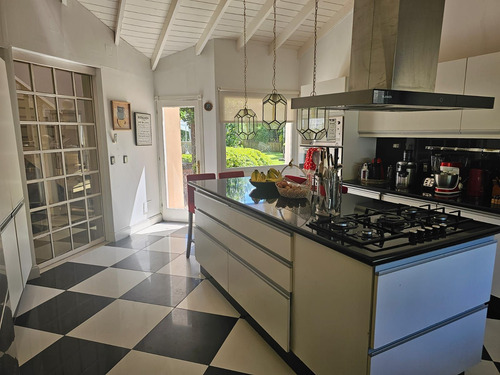 Venta Casa 500 M2, 5 Dormitorios, Piscina, Lavadero, Barrio Cerrado, San Rafael