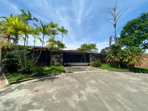 Casa Con Vista Al Campo De Golf Guataparo Country Club  A Remodelar