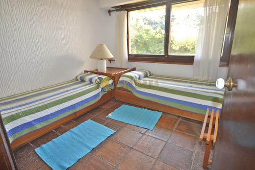 Mansa, 5 Dorm Y Dependencia Con Piscina- Ref: 3647