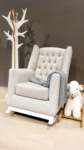 Imagen 2 de 10 de Sillon Mecedor Eider Con Capitone Tapizado En Pana