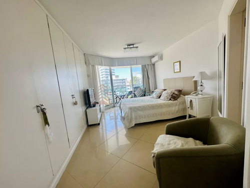 Alquiler De Apartamento De 3 Dormitorios + Dependencia En Amplia Planta En Playa Brava