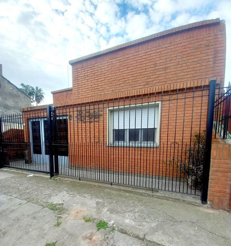Casa  En Venta Ubicado En Ezpeleta Este, Quilmes, G.b.a. Zona Sur