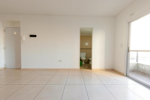 Imagen 4 de 16 de Venta-caseros Centro-departamento De 2 Ambientes Con Cochera Fija, Cubierta Y Balcón.
