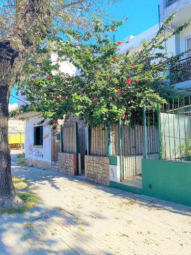 Casa En Planta Baja, Independiente, Al Frente Con Patio