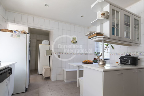 Casa En Venta De 6 Dorm. En Las Condes