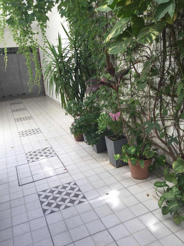 Casa En Venta - 4 Dormitorios 2 Baños - Cochera - 310mts2 - Villa Sarmiento, Morón