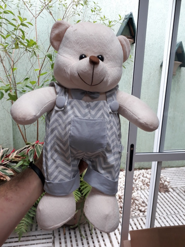 Urso De Pelúcia Ursinho De Roupa Jardineiro 45 Cm Seu Amigo 