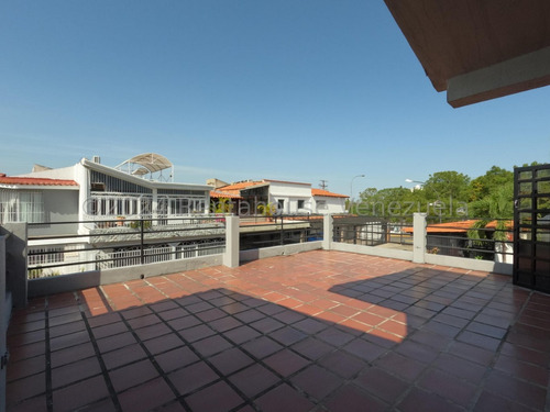 Casa En Venta Al Este De Barquisimeto Entre Sus Virtudes Cuenta Con Family Room Para La Comodidad De La Familia, Y Una Hermosa Terraza. Posee Tanque Subterráneo De 5000 Lts, Gabriela C. 