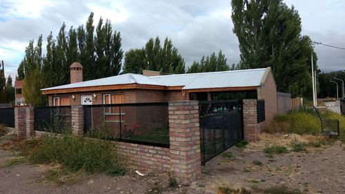 Venta Casa 3 Ambientes Parquizada En Los Antiguos