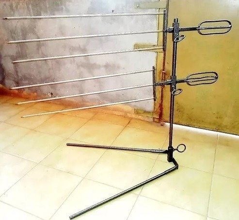 Imagen 2 de 4 de Asador De 6 Pinches A La Llama Portatil Asado Pesca Camping