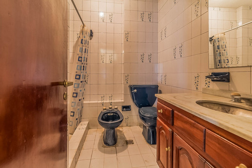 Casa · En Venta · 2 Plantas, 6 Ambientes · Con Amplio Terreno A Refeccionar · Castelar