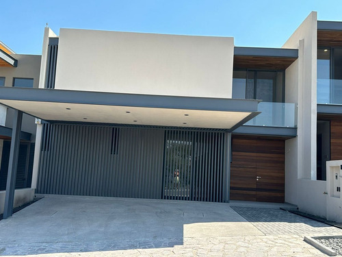 Se Vende Residencia De Autor En La Espiga Residencial, 4ta Recamara En Pb..