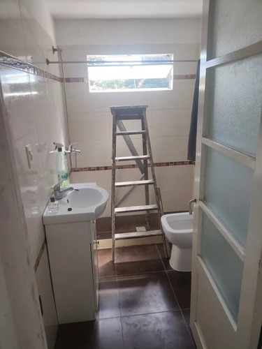 Imagen 6 de 9 de Apto Tipo Casita Interior Con Patio En Av Gral San Martin Y Pablo Ehrlich 1 Dormitorio Con Patio Reciclado. Interior Con Rejas Y Sin Gc